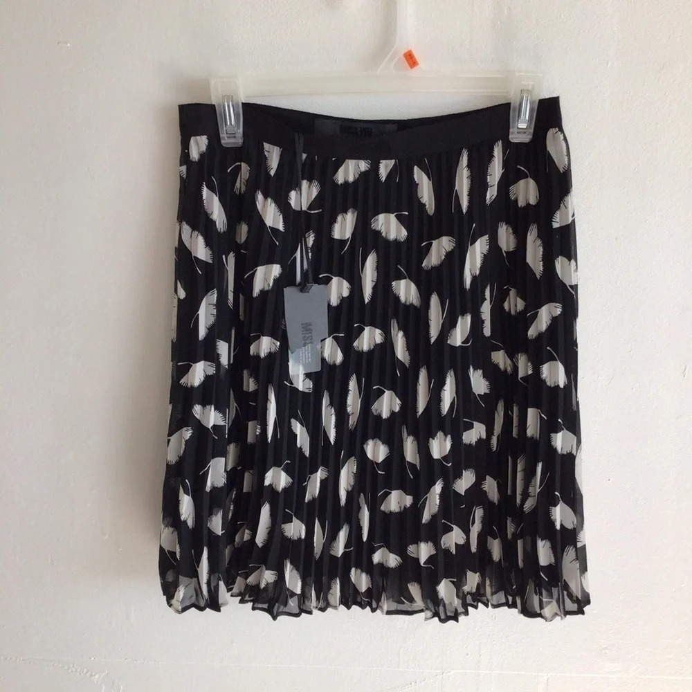 Miss Wu Black Floral Pleated Skirt NWT size 6 NWT